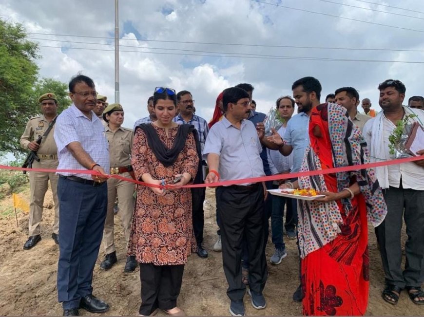 कदौरा विकास खंड के ग्राम कांशीरामपुर में अमृत सरोवर निर्माण का फीता काटकर डीएम ने किया शुभारंभ