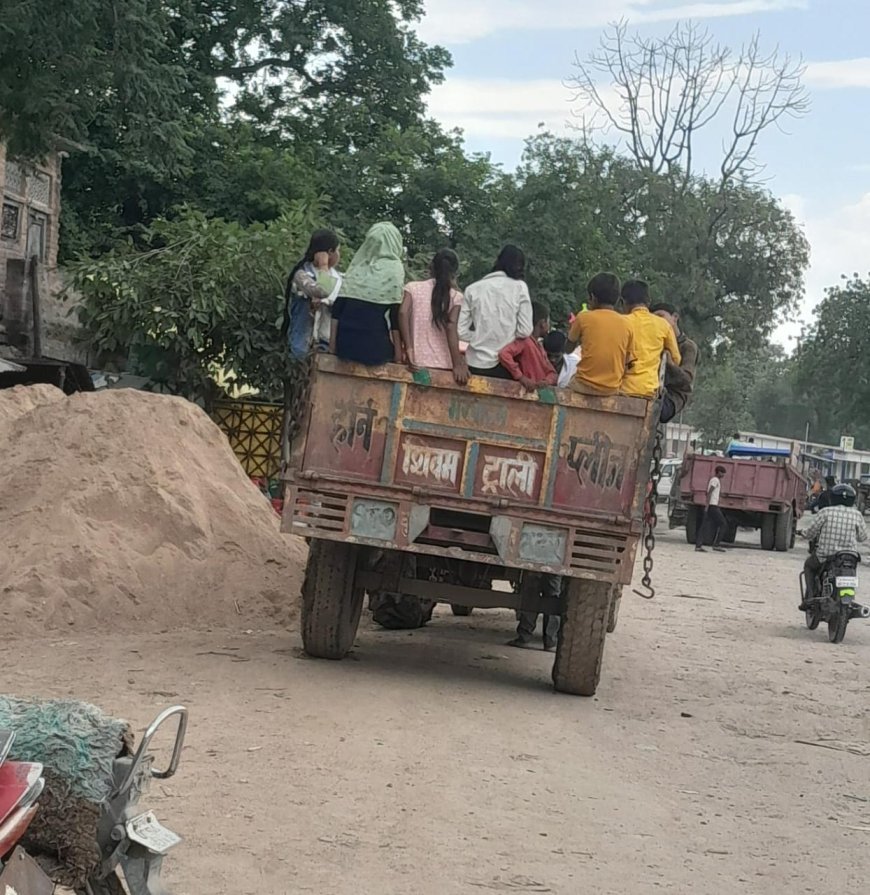 दाव पर लगा रहे अपनी जान, ट्रैक्टर-ट्रॉली में बैठकर सफर करते रहगीर