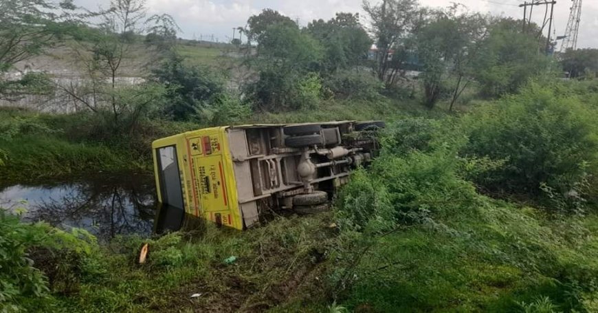 20 बच्चों सहित अनियन्त्रित होकर राम श्री पब्लिक स्कूल की बस पलटी, सभी बच्चे सुरक्षित