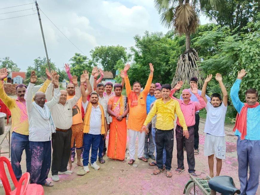 ग्रामीणों ने बैंड-बाजे व आतिशबाजी के साथ जुलूस निकालकर कांवरियों को किया रवाना