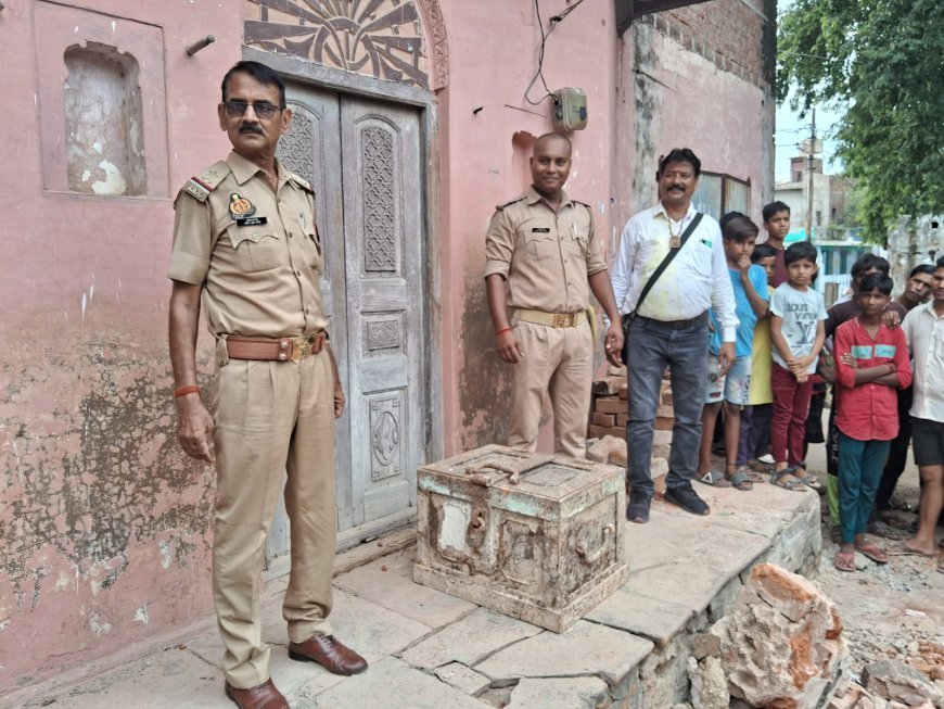 50 साल पुराने मकान की दीवार से निकली भारी-भरकम तिजोरी, मौके पर पहुंची पुलिस