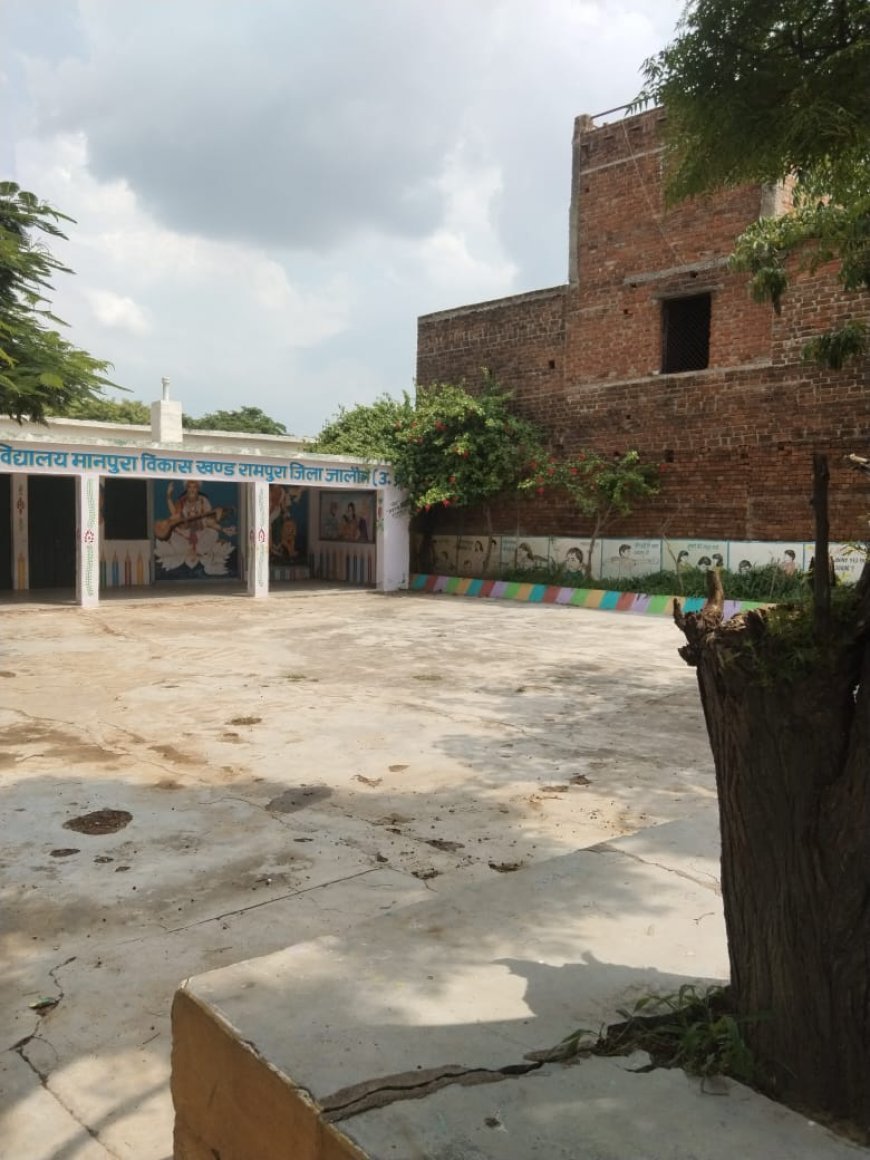 दबंग ने विद्यालय परिसर में खोल ली अपने आवासीय भवन की दरवाजे नुमा खिड़की