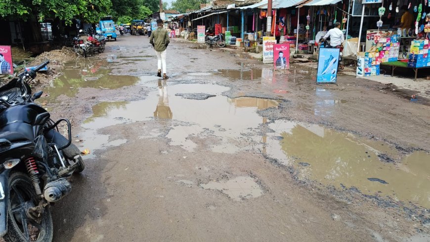 थोड़ी सी बारिश में ही सड़कें हुई तालाब, लोगों का निकलना हुआ दूभर