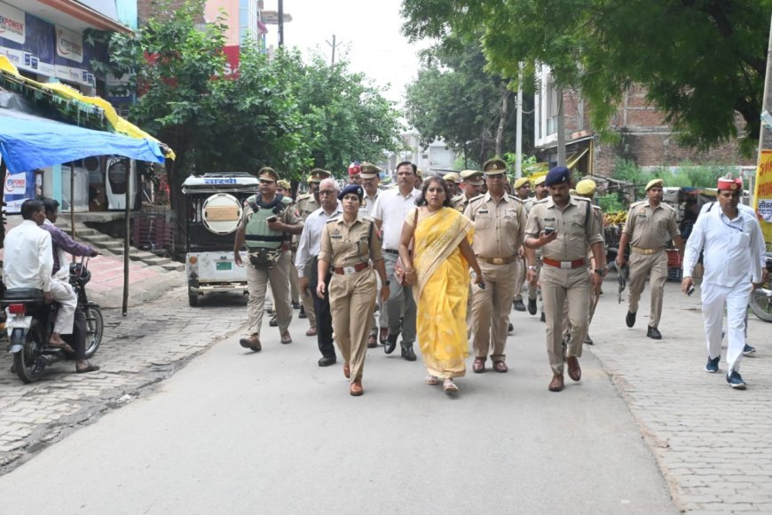 आगामी त्योहारों को दृष्टिगत रखते हुए प्रशासन द्वारा पैदल भ्रमण कर संदिग्धों की हुई जांच