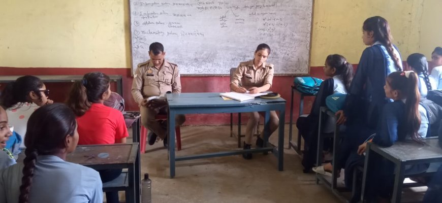 एंटी रोमियो पुलिस बल द्वारा दिशा दर्शन स्मार्ट स्कूल एट मे महिलाओं व बालिकाओं को किया गया जागरूक