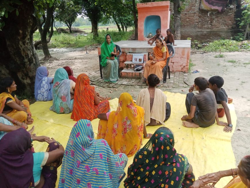 समुदाय को फाइलेरिया से बचाव की दवा खाने के लिए प्रेरित कर रहीं फाइलेरिया ग्रसित रामश्री व गायत्री