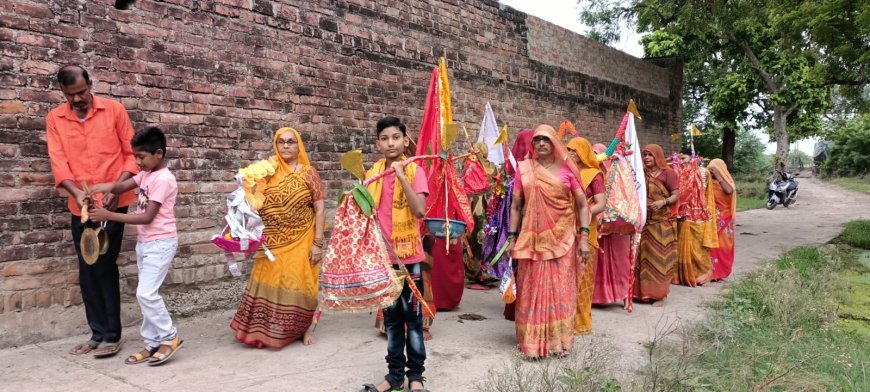 श्रावण मास में महिलाओं ने निकाली कांवड़ यात्रा