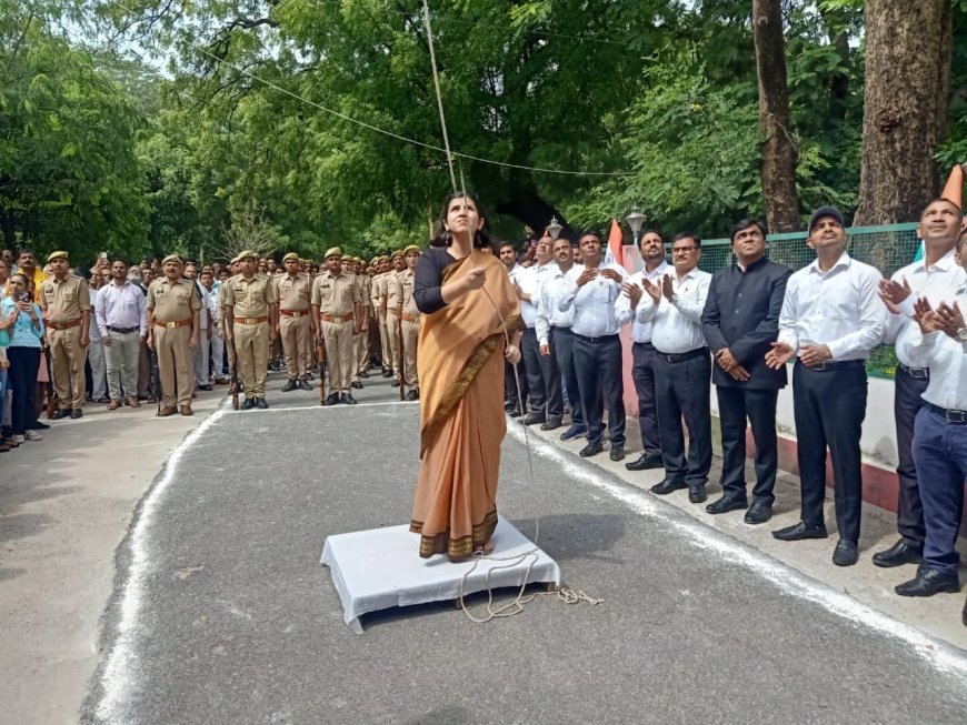 कैंप कार्यालय पर जिलाधिकारी चांदनी सिंह ने किया ध्वजारोहण