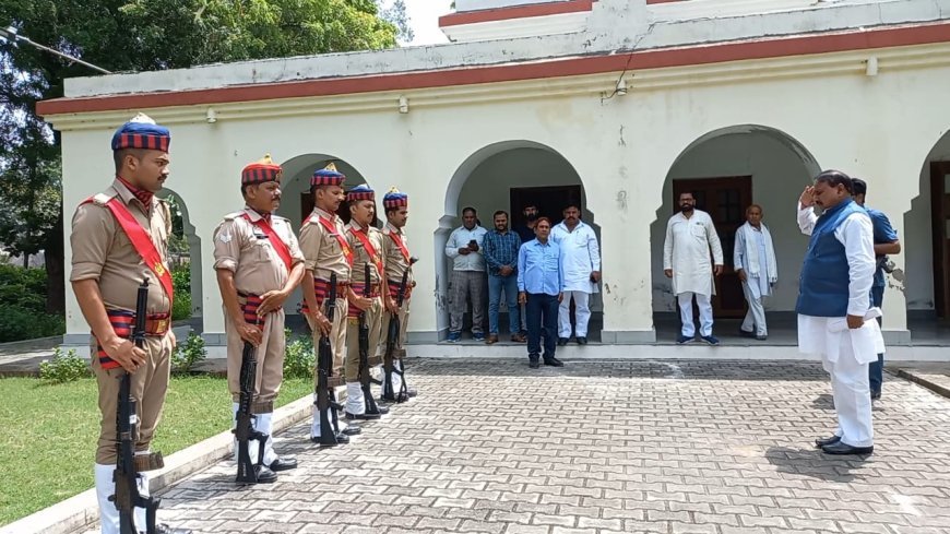 केंद्रीय राज्यमंत्री को दिया गया गार्ड ऑफ ऑनर