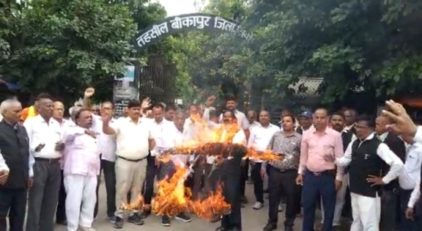 बीकापुर के अधिवक्ताओं ने डीजीपी तथा मुख्य सचिव का फूंका पुतला