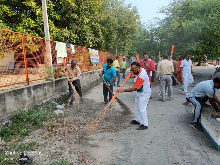 यमुना तट पर स्थित अंत्येष्टि स्थलों के सफाई कर्मियों काअभिनंदन किया गया