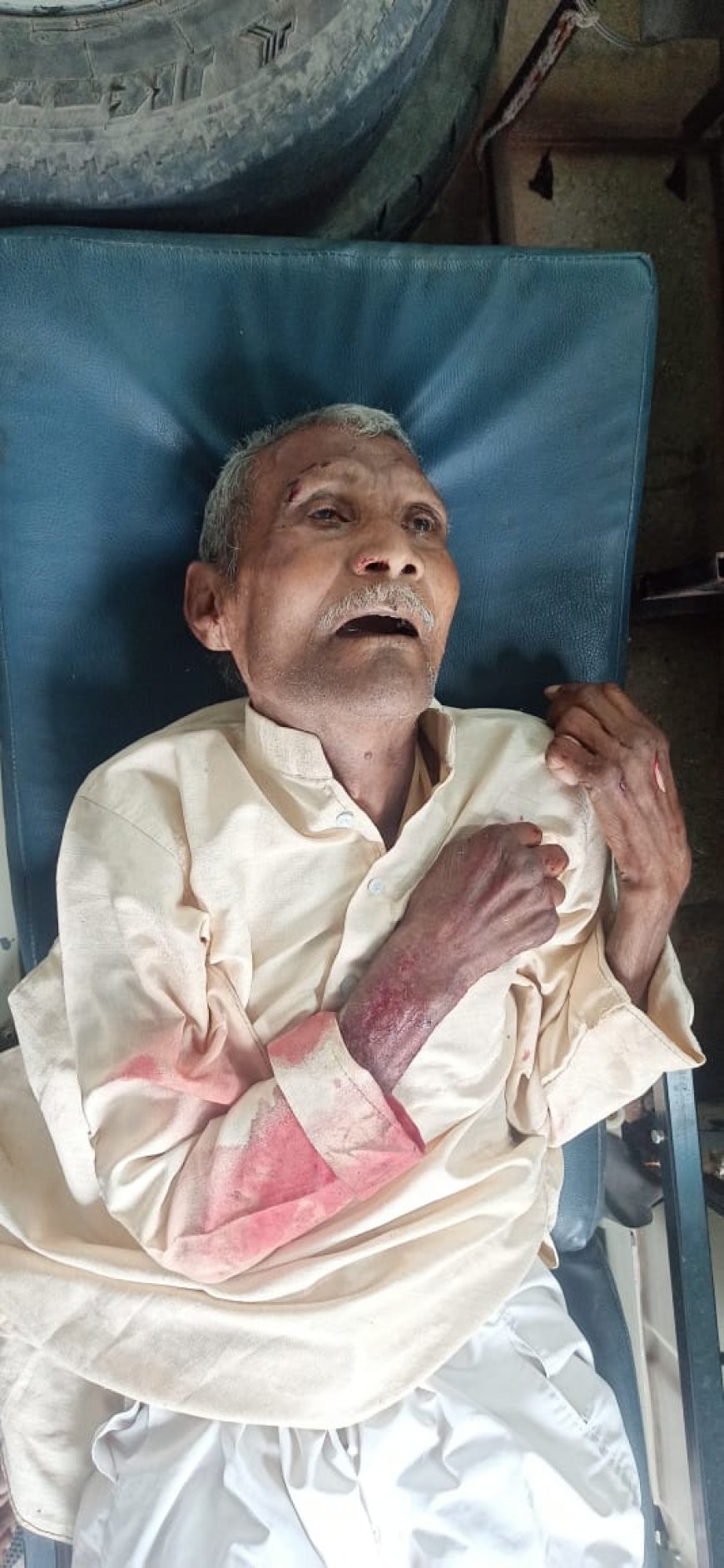यात्रियों से भरी टेंपो की आमने-सामने भिड़ंत में वृद्ध की मौत, तीन घायल