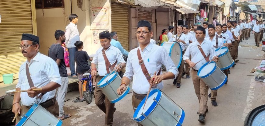 संघ ने स्थापना दिवस पर नगर की सड़कों पर किया पथ संचलन