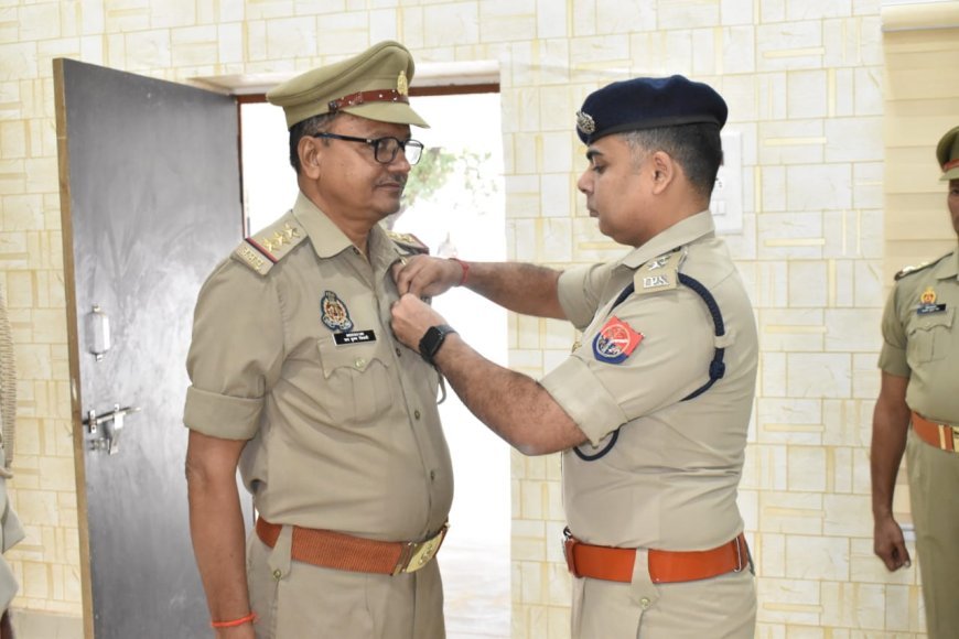 पुलिस अधीक्षक ने उत्कृष्ट कार्य सेवा करने पऱ मेडल लगाकर किया सम्मानित