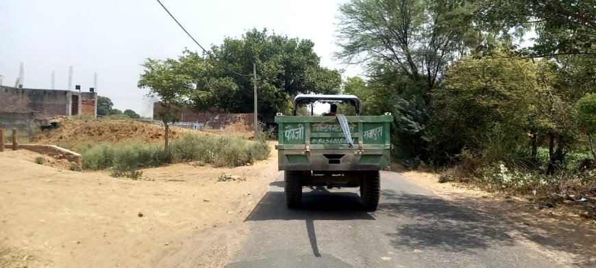 ट्रैक्टर - ट्रॉली में लदा सरिया दे रहा दुर्घटनाओं को दावत