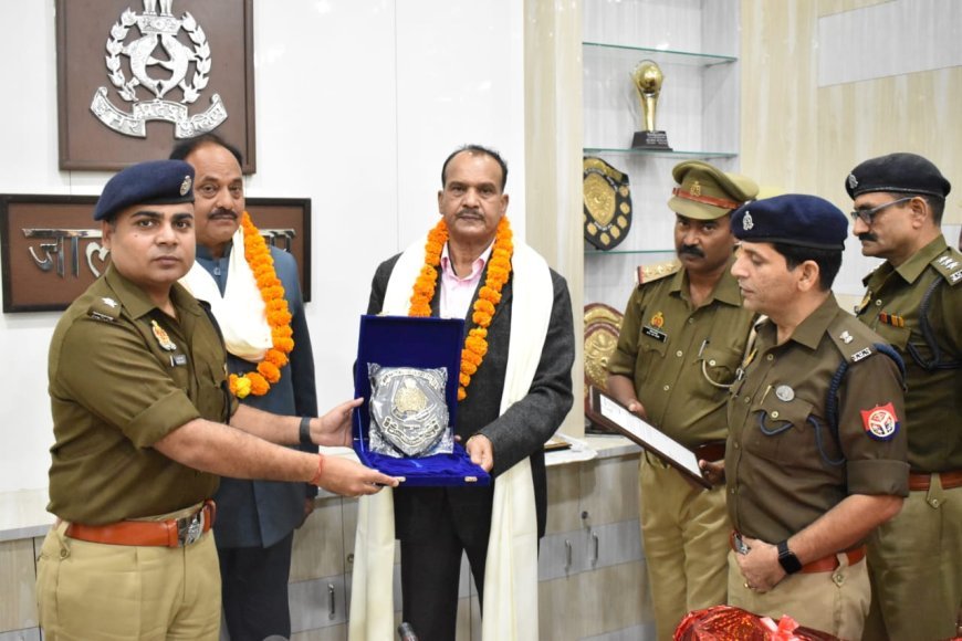 पुलिस अधीक्षक द्वारा सेवानिवृत होने पर अधिकारी कर्मचारियों को प्रशस्ति पत्र व उपहार प्रदान कर दी गई विदाई