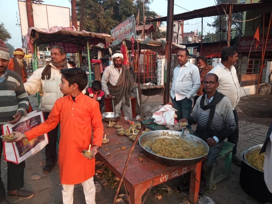 संकट मोचन हनुमान मंदिर पर राहगीरों को रोक खिलाया खिचड़ी भोग