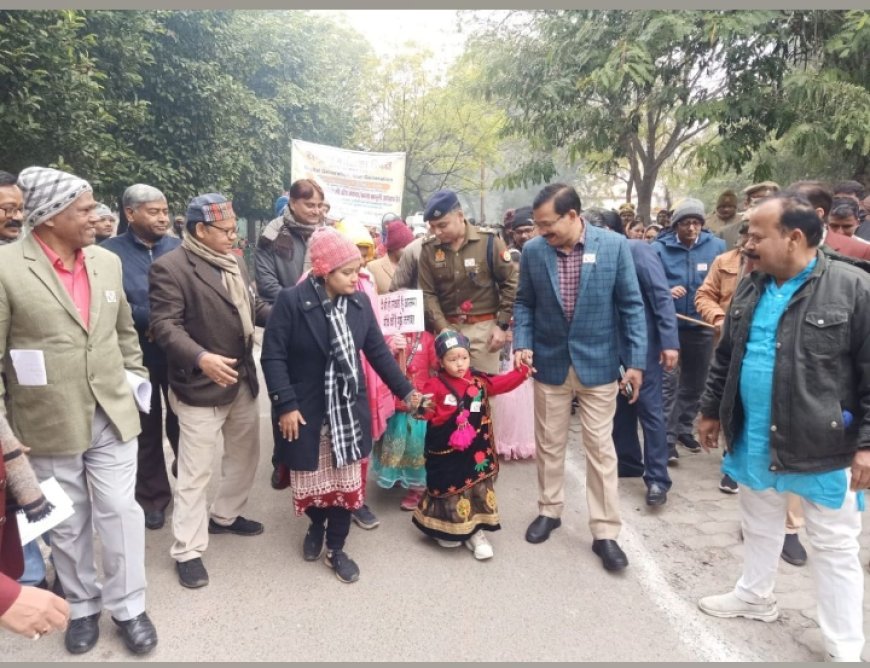 बालिकाओं की सुरक्षा संरक्षण सम्मान व स्वावलंबन को केंद्र में रखकर कलेक्ट्रेट परिसर से निकाली गई रैली