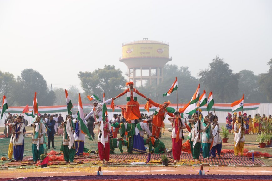 जिलाधिकारी ने ध्वजारोहण के बाद कलेक्ट्रेट सभागार में आयोजित गोष्ठी को संबोधित किया