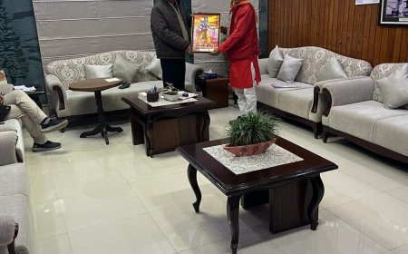 महावीर सेना के जिलाध्यक्ष ने पूर्व डीजीपी को विदाई समारोह पूर्व प्रतीक चिन्ह भेंट कर किया सम्मानित