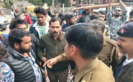 ए बी वी पी कार्यकर्ताओं ने सिपाही से की धक्का-मुक्की, वीडियो सोशल मीडिया पर हुआ वायरल