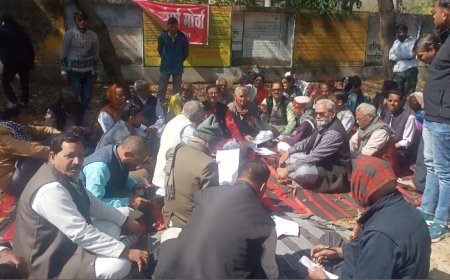 बिजली विभाग में व्याप्त भ्रष्टाचार के विरोध में जनसंघर्ष मोर्चा ने कलेक्ट्रेट परिसर में दिया धरना