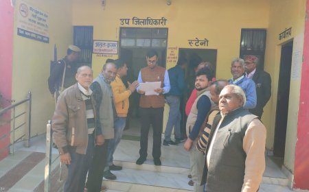 निर्माणाधीन पुलिस चौकी का दरवाजा आराजी में किये जाने का किया विरोध