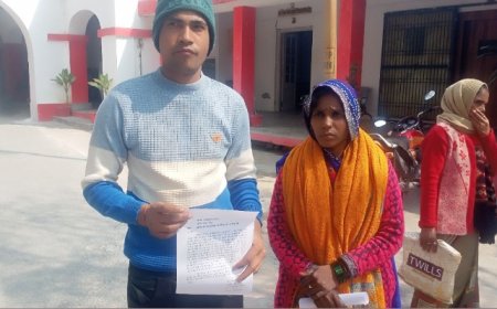 घटना का मुकदमा दर्ज न किये जाने को लेकर पीड़ित महिला ने डीएम को सौपा ज्ञापन