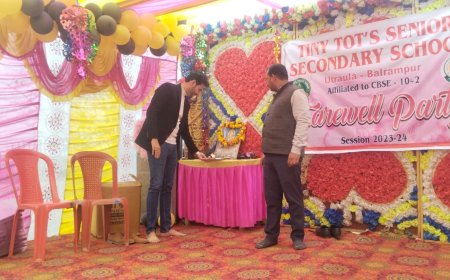 टाइनी टाट्स सीनियर सेकेंडरी स्कूल में जूनियर छात्रों ने सीनियर्स को दी विदाई