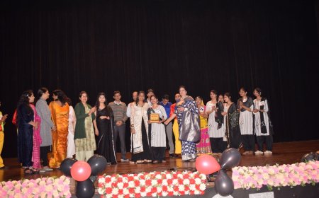 मेडिकल कालेज में आयोजित फ्रेशर पार्टी में छात्र छात्रों ने मचाया धमाल