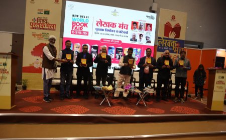 विश्व पुस्तक मेला में डॉ अमरेंद्र पौत्स्यायन द्वारा लिखित मखमली धूप में काव्य का लेखक मंच से हुआ भव्य लोकार्पण