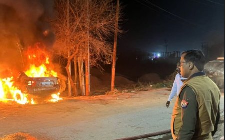 अज्ञात कारणों से कर गैराज में लगी आग के चपेट में आने से तीन गाड़ियां चलकर हुई खाक