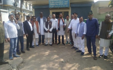 बैंक खाता फ्रीज करने के मामले को लेकर आयकर कार्यालय के सामने कांग्रेसियों दिया धरना