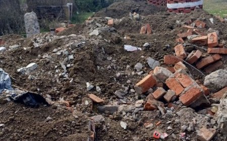 नेशनल हाइवे पर बने रहे प्रतीक्षालय को दबंग ने जेसीबी से किया ध्वस्त