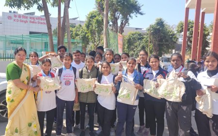 पॉलिथीन को भगाए कपड़े के थैले साथ लाए,कॉलेज के बच्चों को वितरित किए कपड़े के थैले
