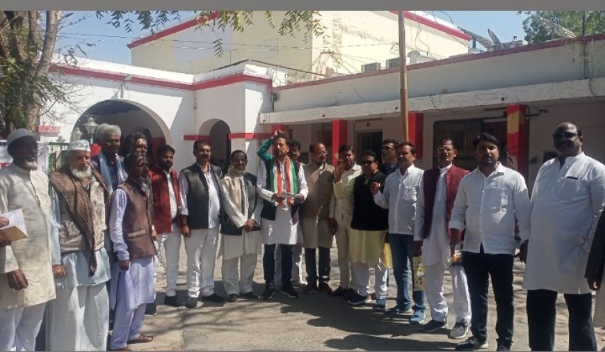 कांग्रेस नेताओं पर दर्ज मुकदमे वापस लेने के मामले को लेकर कांग्रेसी पहुंचे कलेक्ट्रेट