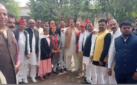 बारिश एवं ओलावृष्टि से फसलों के हुए नुकसान की भरपाई की मांग को लेकर दर्जनों सपाई पहुंच कलेक्ट्रेट