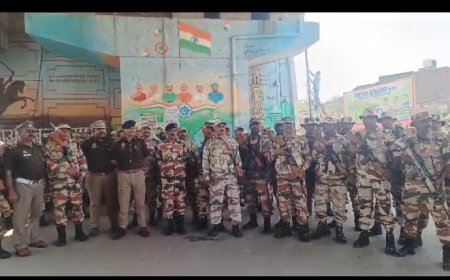 केन्द्रीय रिजर्व फोर्स के जवानों ने पैदल मार्च कर सुरक्षा का अहसास कराया