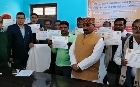 ओलावृष्टि से बर्वाद हुई किसानों की फसलों को लेकर किसानों को किया मुआवजा राशि प्रमाणपत्र का हुआ बितरण