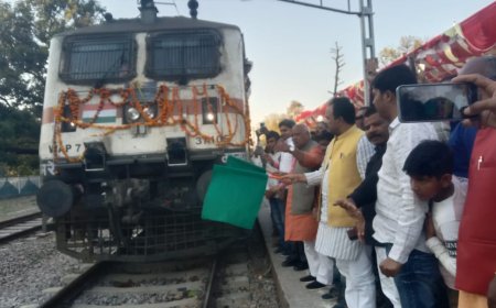 सांसद लल्लू सिंह ने हरी झंडी दिखाकर ट्रेन को किया रवाना