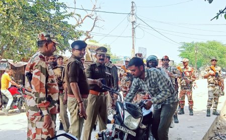 पैरामिलिट्री फोर्स के जवानों ने फुट मार्च कर चैकिंग अभियान चलाया