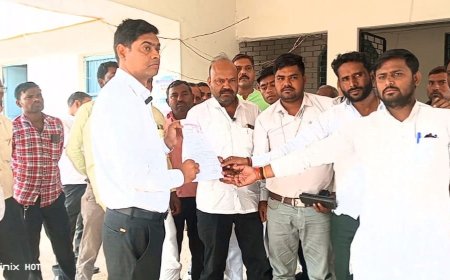 प्रधानों ने ब्लॉक परिसर में दिया धरना, अपनी मांगों को लेकर बीडीओ को सौंपा ज्ञापन