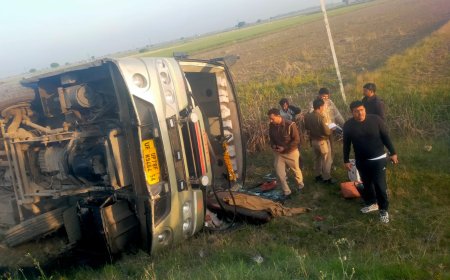 हाइवे पर अनियंत्रित होकर खाई में पलटी शताब्दी बस,दर्जनों सवारियां हुई घायल
