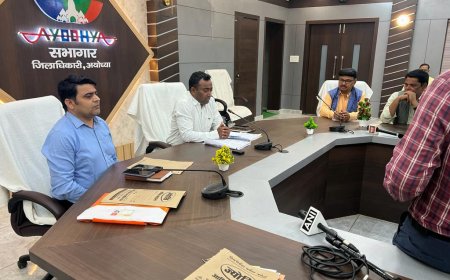 लोकसभा चुनाव की आचार संहिता लागू होने के बाद जिला निर्वाचन अधिकारी नीतीश कुमार की प्रेसवार्ता