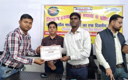 सीएमएस प्रशिक्षण पूर्ण होने पर मास्टर ट्रेनर्स को बीएसए नें दिए प्रमाण पत्र