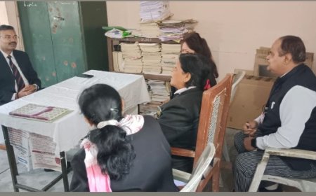 जिला विधिक सेवा प्राधिकरण के सचिव महेन्द्र कुमार रावत ने न्यायिक प्रतिष्ठान स्थित सुलह-समझौता केन्द्र के मध्यस्थों की ली बैठक