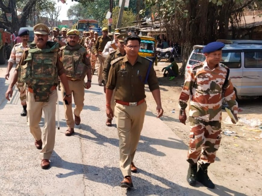 अर्धसैनिक वल एवं सिरसा कलार पुलिस ने थाना क्षेत्र के ग्रामों में निकाला फुट मार्च