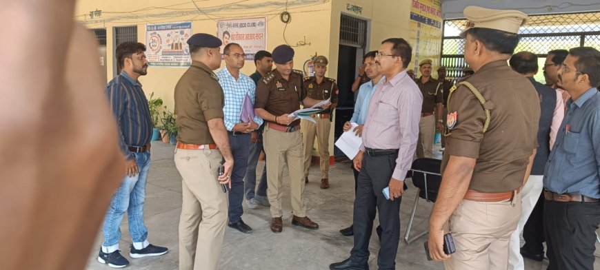 जिलाधिकारी राजेश कुमार पांडेय एवं पुलिस अधीक्षक ने किया बूथों का निरीक्षण