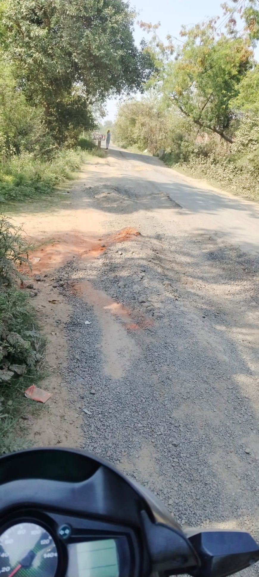 पता ही नहीं चलता कि सड़क में गढ्ढे है या गढ्ढे में है सड़क