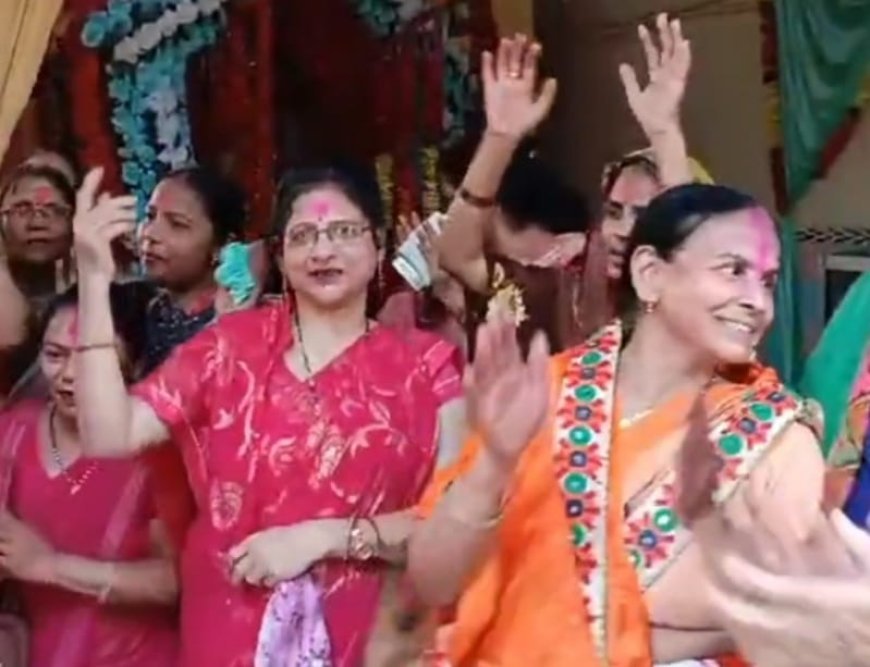 मार्कण्डेश्वर मंदिर में महिलाओं ने रंग गुलाल लगाकर मनायी रंग पंचमी
